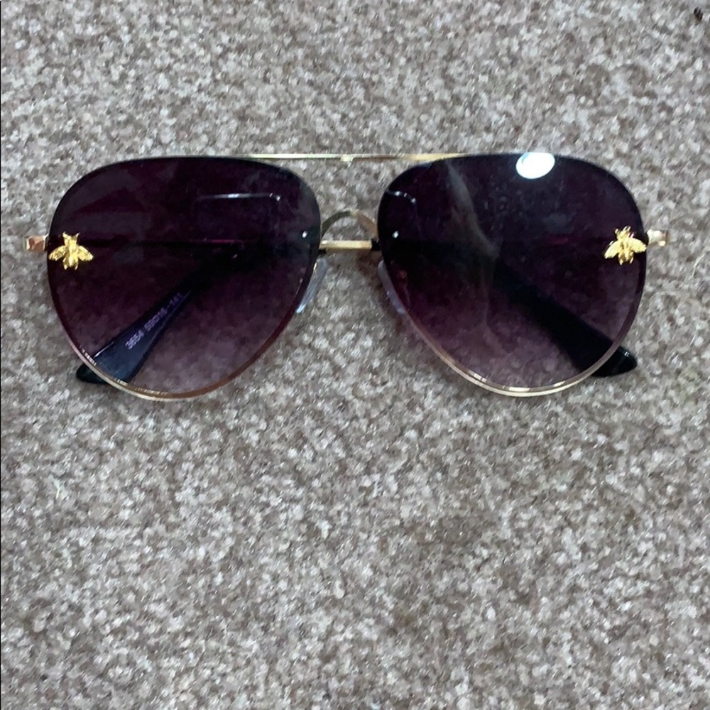 Gucci sunnies.